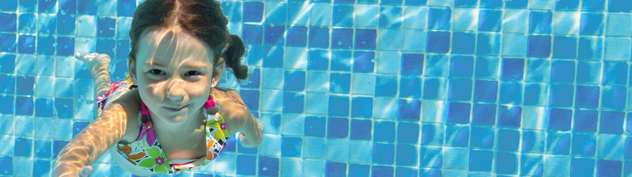 keo lát gạch bể bơi là vật liệu không thể thiếu cho gạch mosaic