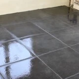 Tình trạng gạch lát nền bị thấm nước