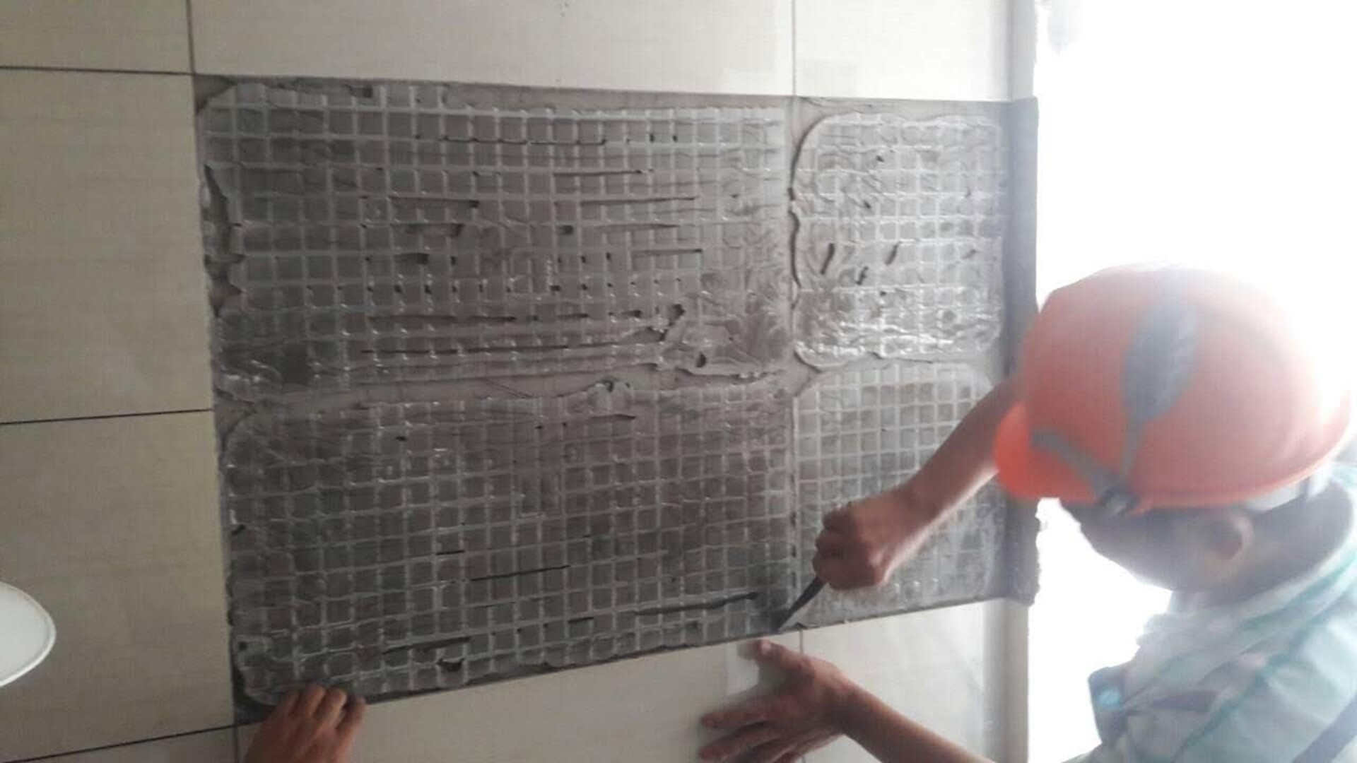 thi công gạch khổ lớn bằng hồ dầu dễ gây ra tình trạng bong tróc (nguồn: weber.vn) Cách ốp gạch tường cũ chất lượng & đúng kỹ thuật ốp lát thay thế cho hồ dầu