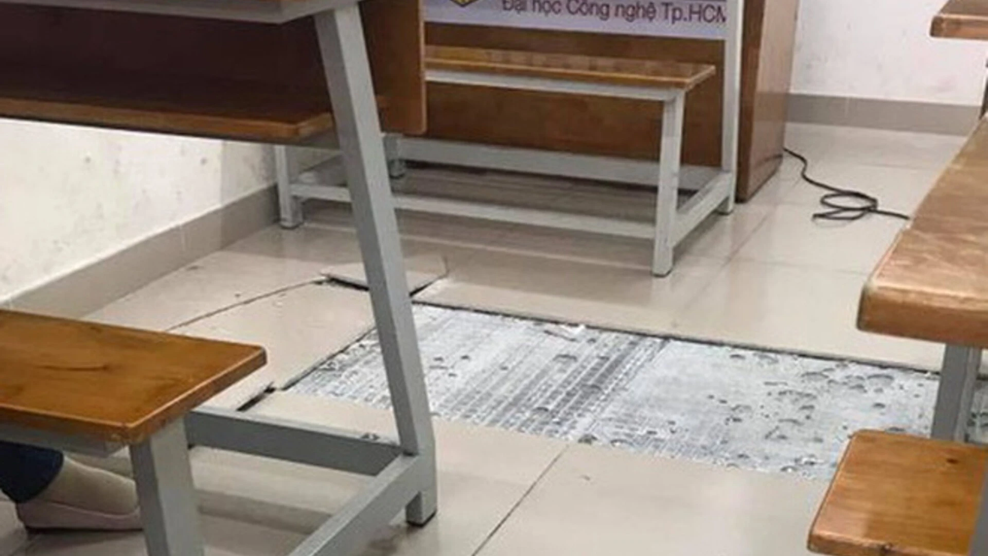 kỹ thuật ốp gạch tường cũ và sự cố bong tróc (nguồn: weber.vn) Giá keo dán gạch - hình ảnh gạch ốp tường bị rơi, bong tróc 3
