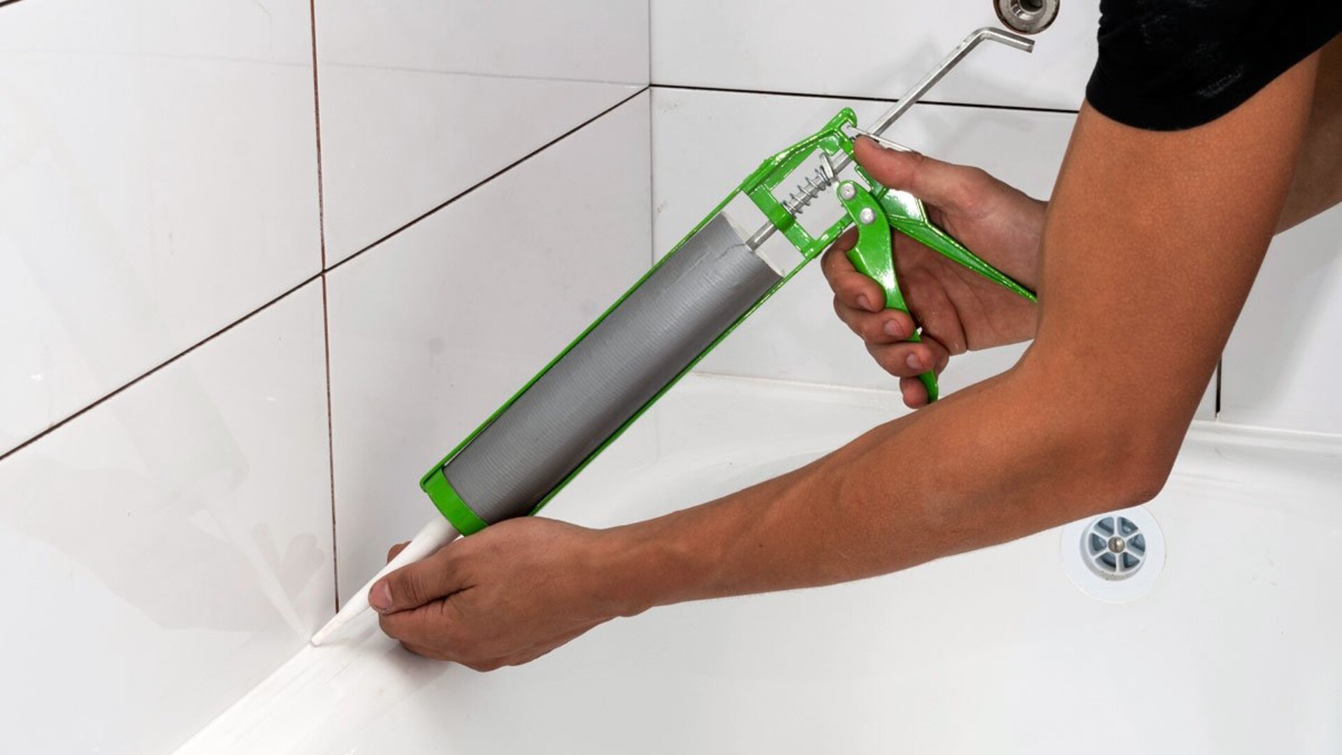 Keo silicon dán gạch, tường bê tông & những điều cần biết (Nguồn: empire-s3-production.bobvila.com) Keo silicon dán gạch, tường bê tông & những điều cần biết