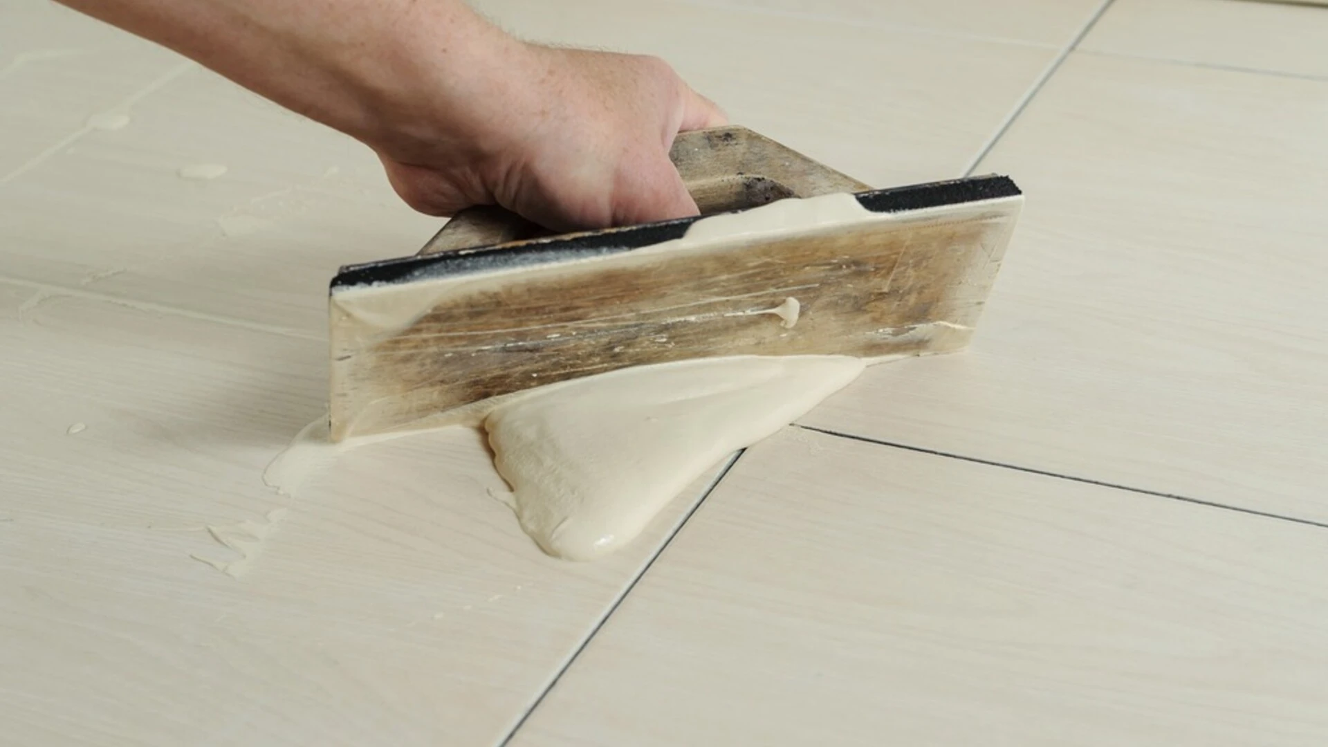 duong-ron-dinh-chat-len-be-mat-gach-kho-ve-sinh.jpeg Đường ron dính chặt lên bề mặt gạch, khó vệ sinh