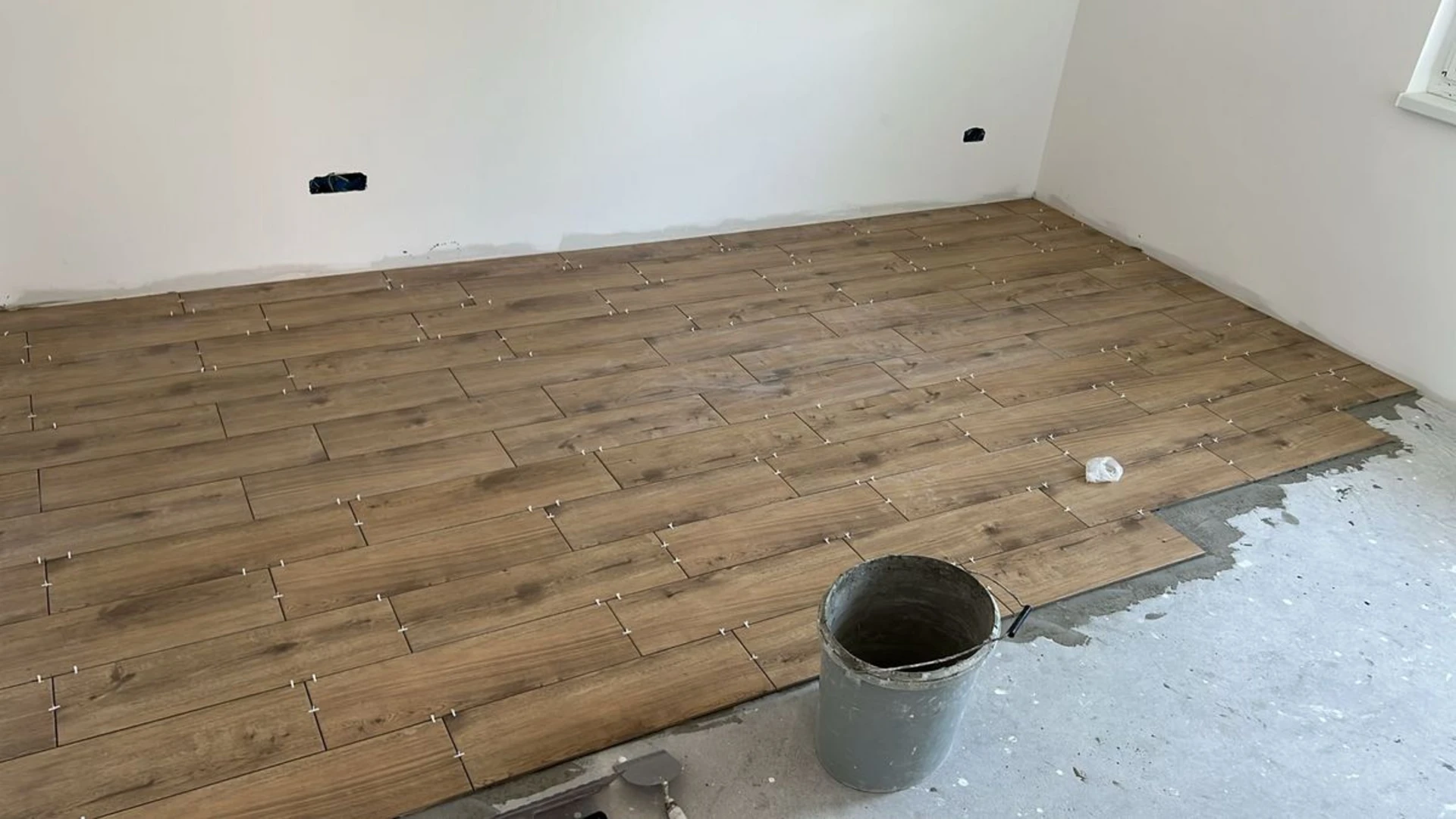 Keo chà ron gạch giả gỗ là lựa chọn thông minh cho công trình