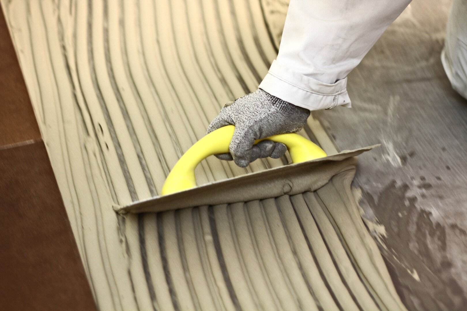 Cần sử dụng keo dán gạch đúng cách