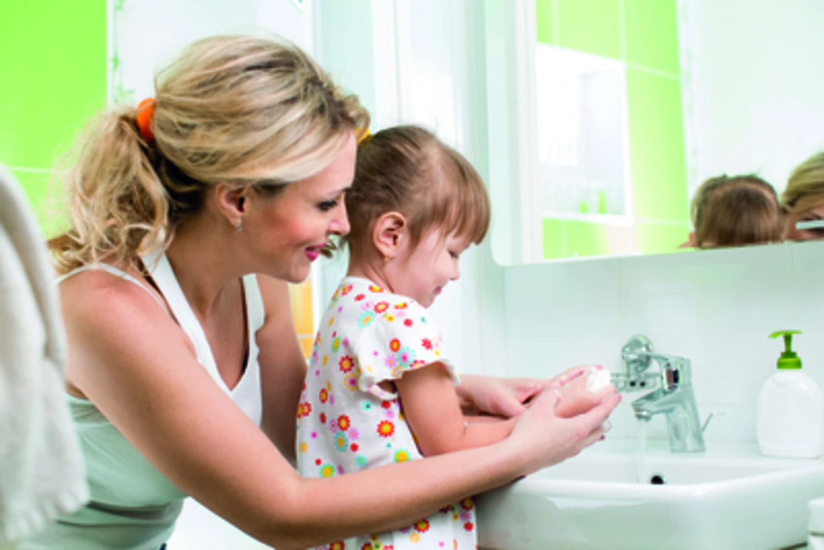 dán gạch tường nhà tắm rất cần thiết