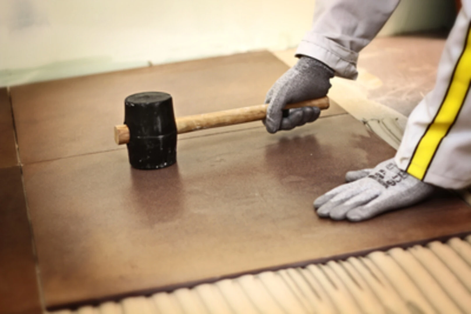 cách ốp gạch bằng keo - kỹ thuật thi công