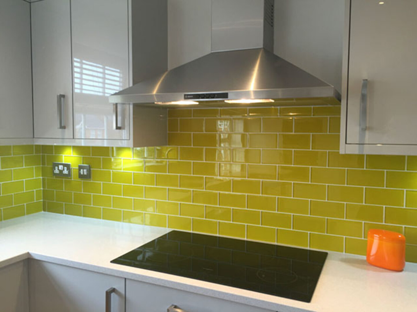 các mẫu gạch ốp tường bếp đẹp - gạch ceramic tráng men