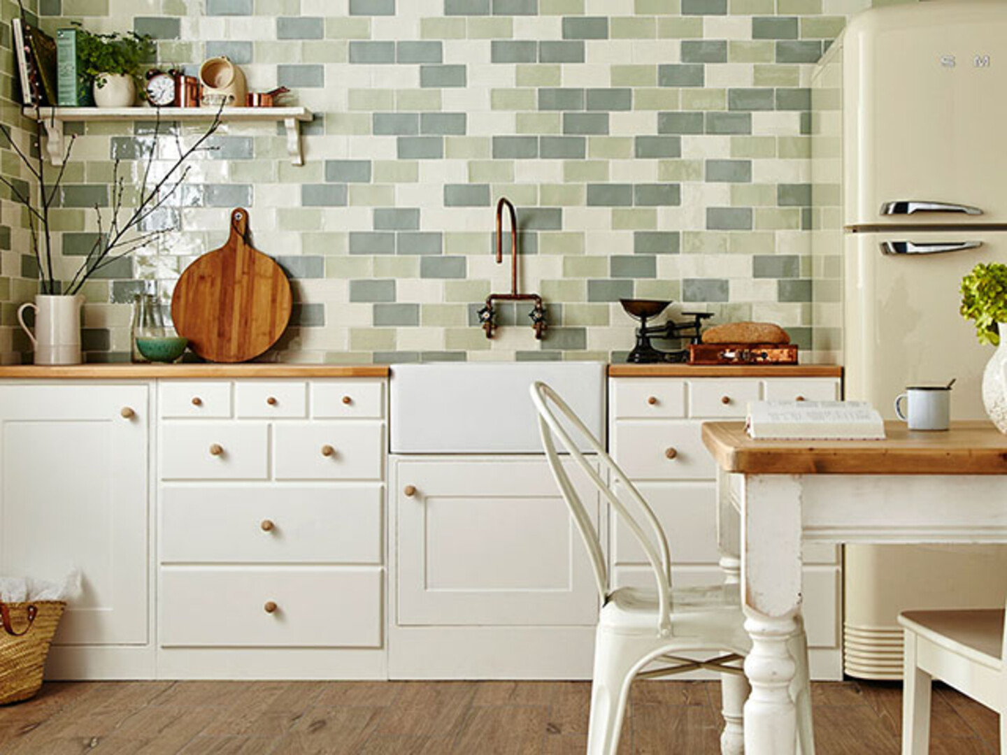 gạch ốp tường bếp ceramic tráng men phối màu khá bắt mắt (Nguồn: internet) mẫu gạch ốp tường bếp đẹp - ceramic tráng men phối xanh