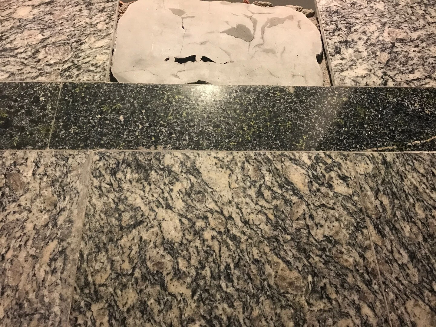 Sự cố gạch ốp mặt tiền nhà nhà mái thái bị bong tróc (Nguồn: sưu tầm) Sự cố gạch ốp mặt tiền nhà nhà mái thái bị bong tróc