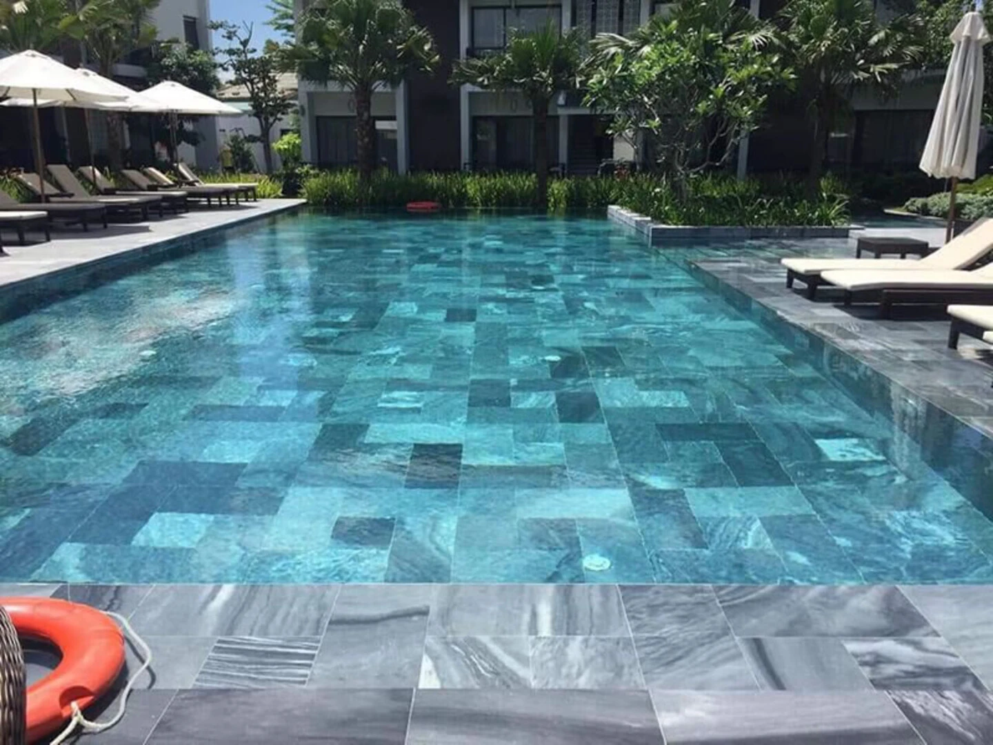 gạch ốp bể bơi - đá tự nhiên