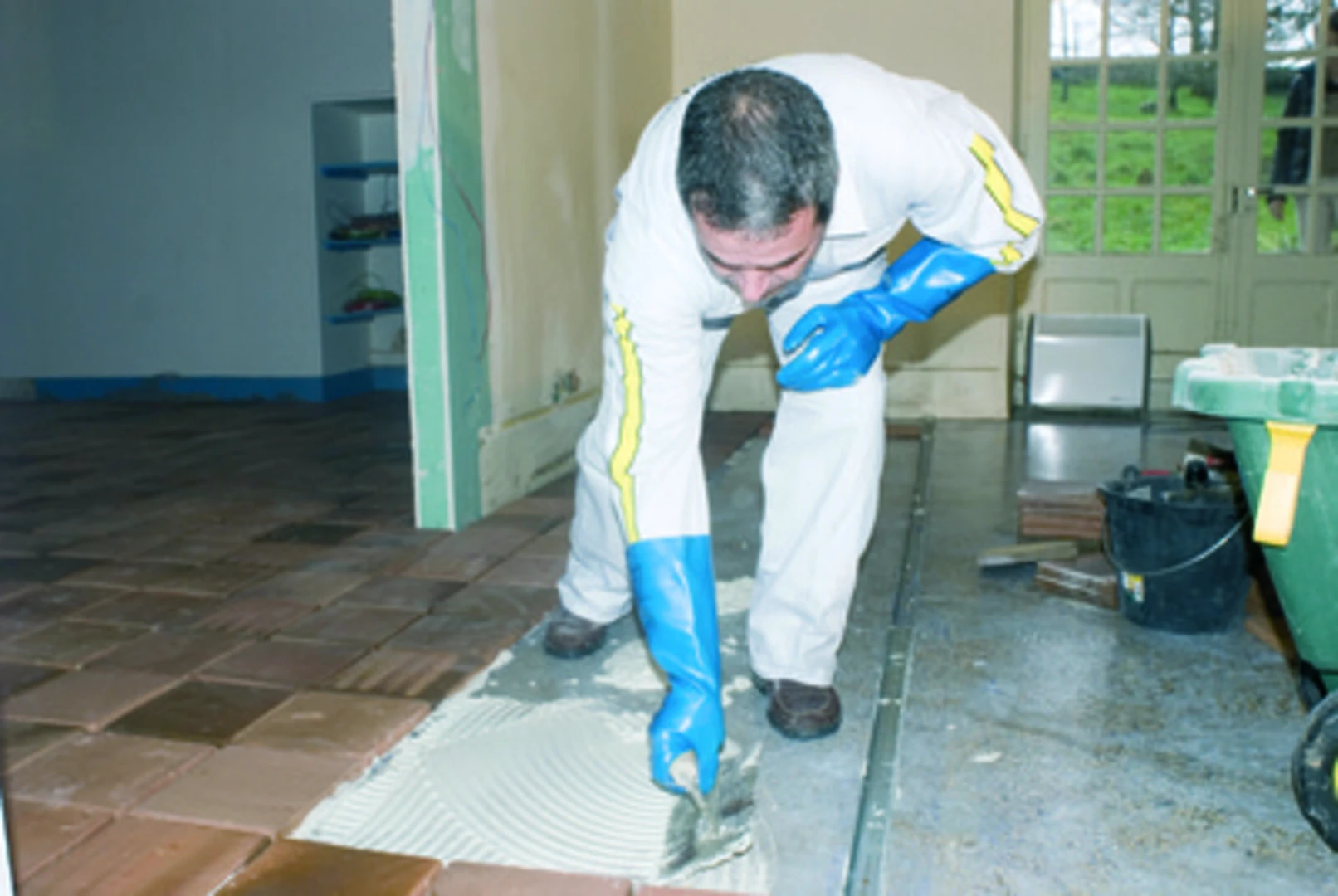 Giá keo dán gạch trên nền gạch cũ