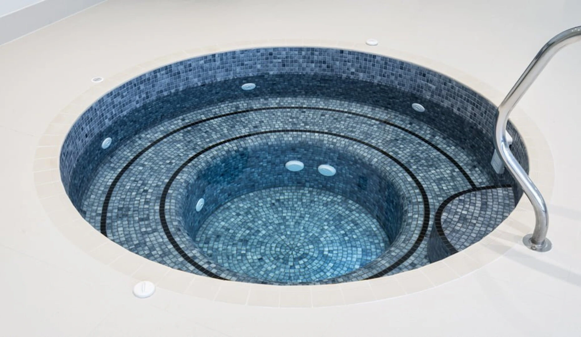 gạch mosaic - bể bơi