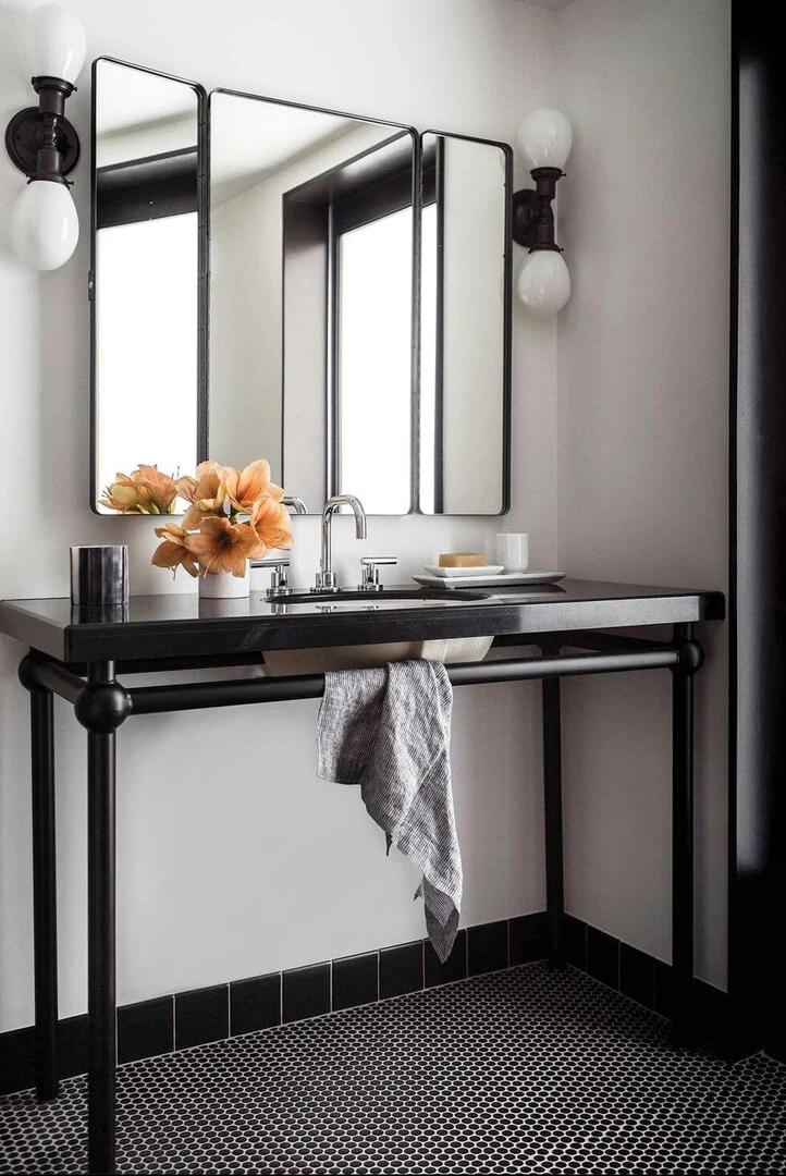 Gạch ốp nhà vệ sinh thêm rực rỡ cùng sắc màu của hoa