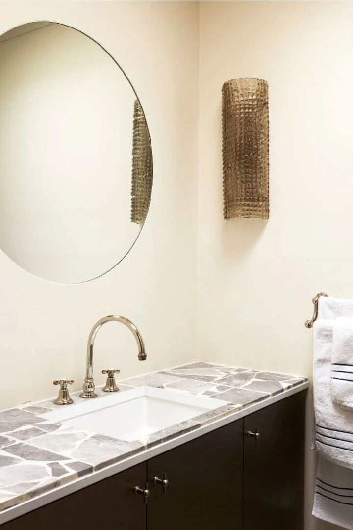 Gạch ốp tường nhà vệ sinh, nhà tắm và những vật dụng đơn giản