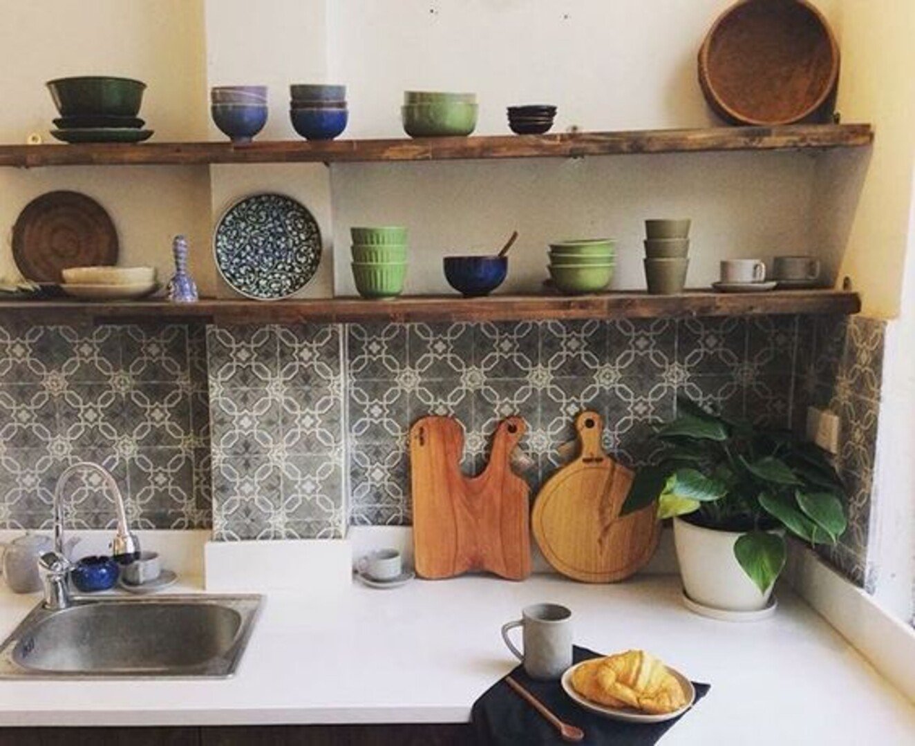 gạch ốp tường bếp - gạch bông màu đen