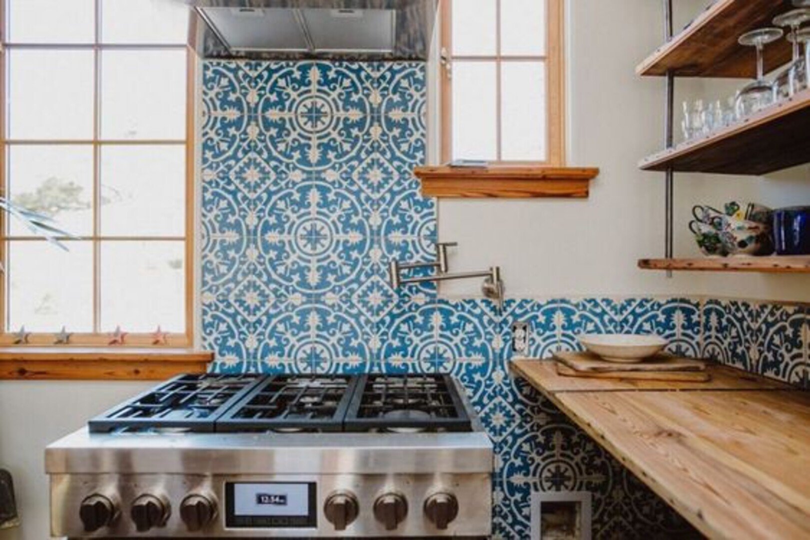 gạch ốp tường bếp - gạch bông màu xanh