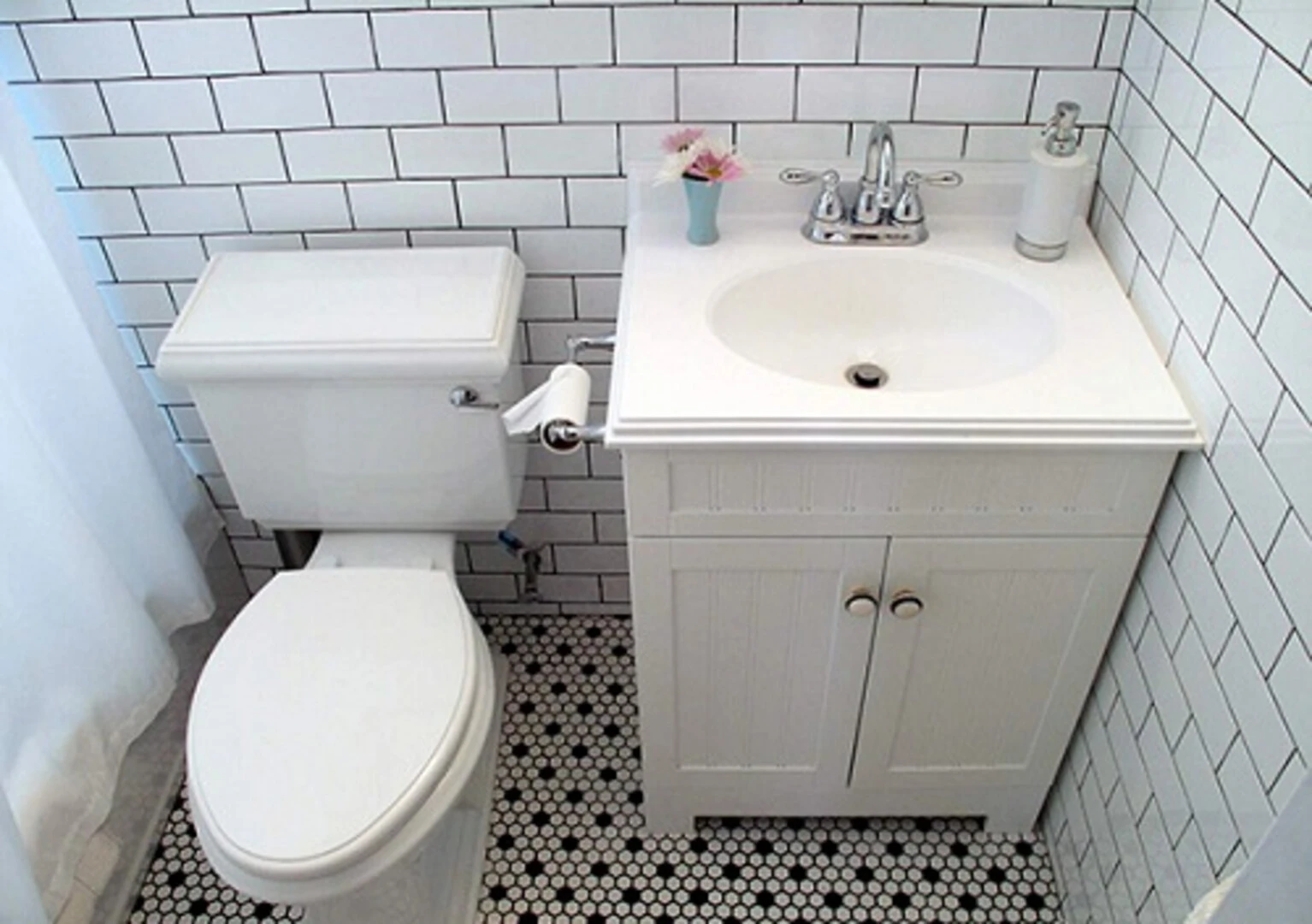 gạch ốp lát nhà vệ sinh nhỏ