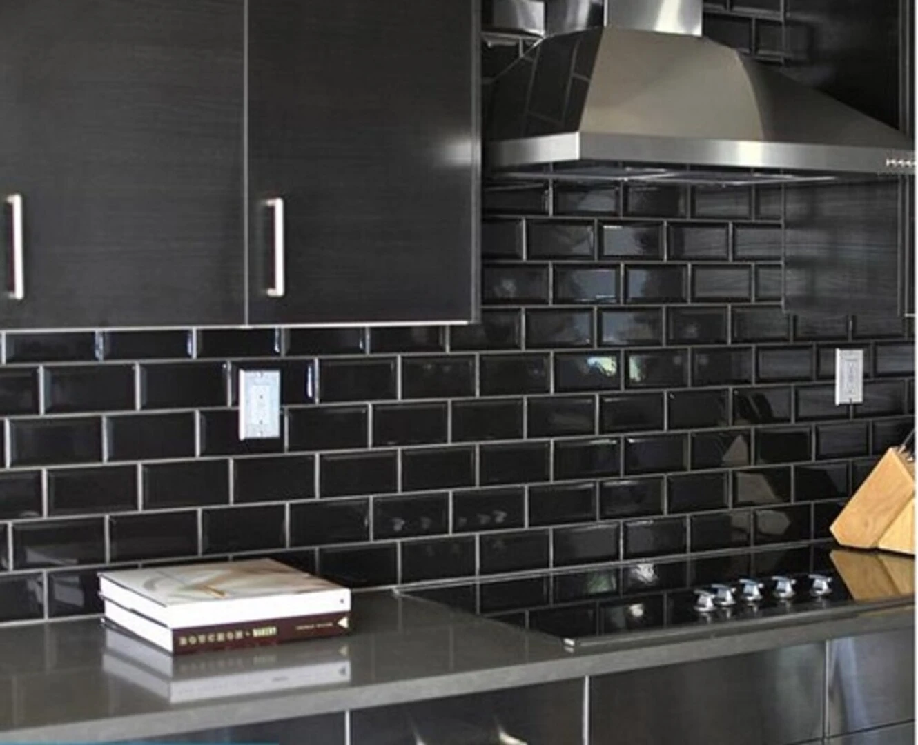 Mẫu gạch thẻ ốp tường màu đen