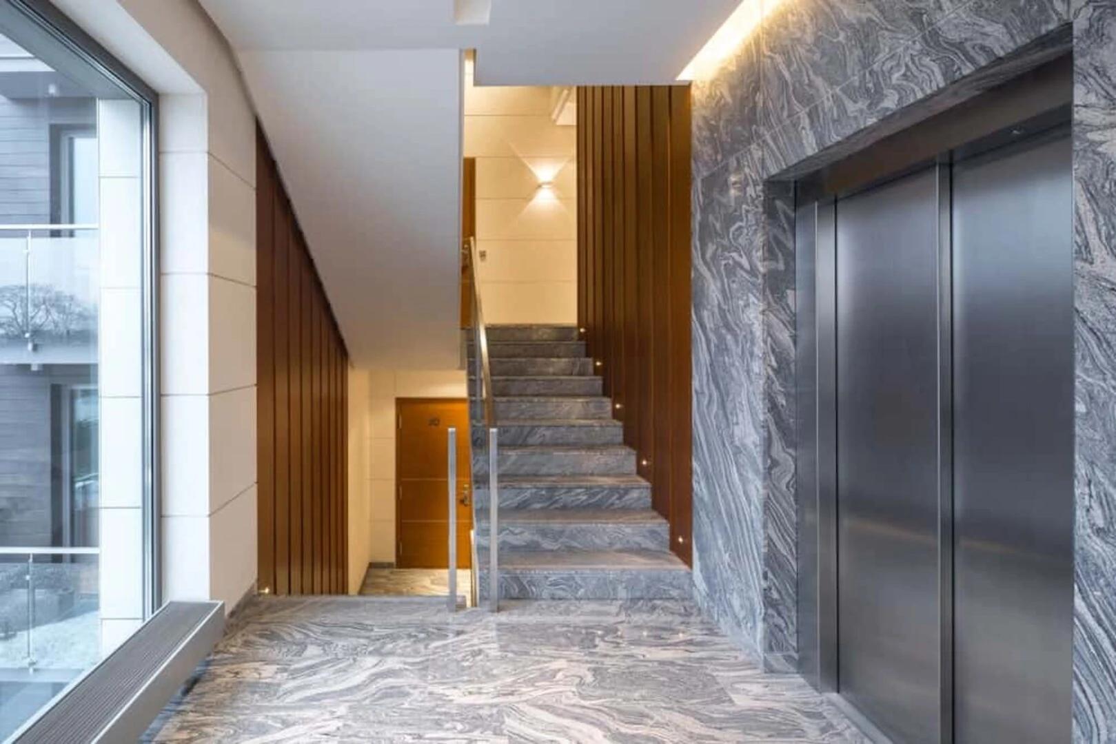 gạch ốp cầu thang màu sắc hòa hợp với sơn tường