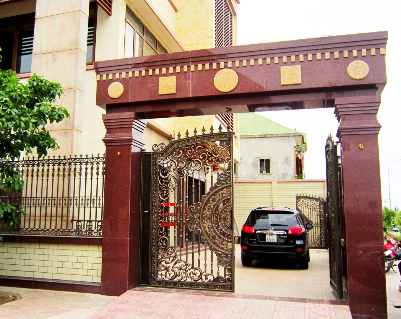 gạch ốp cổng màu đỏ