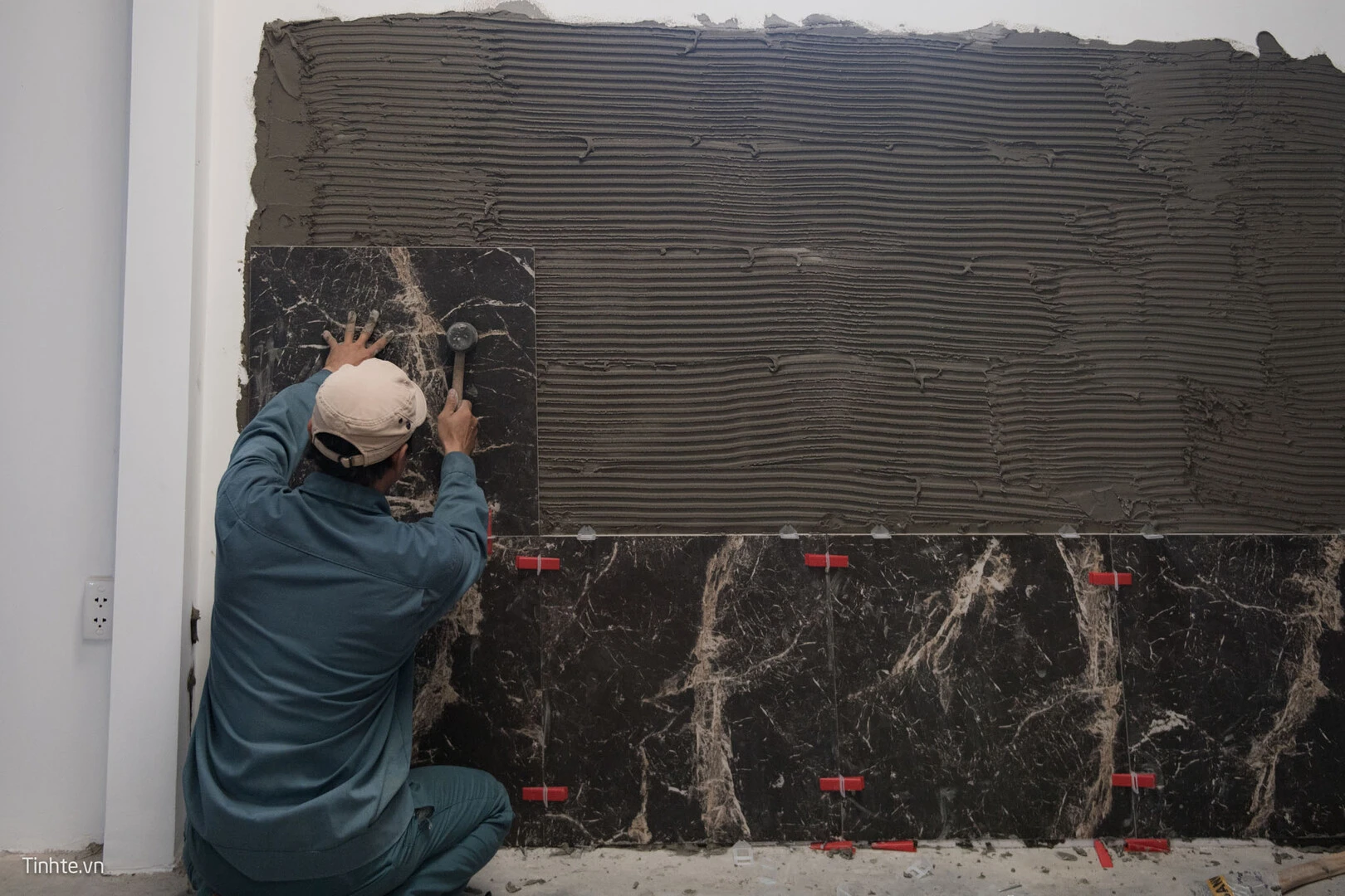 Thợ thi công keo dán gạch