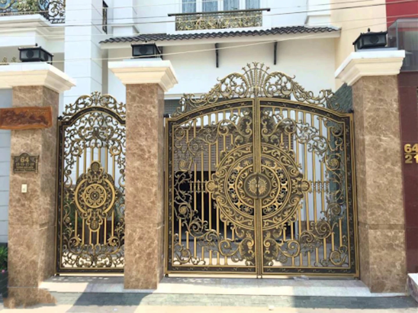 gạch ốp cổng màu vàng