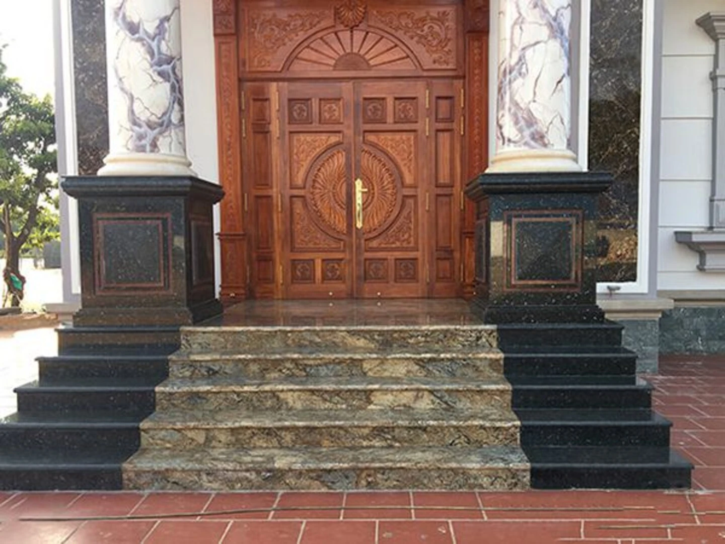 gạch ốp cầu thang ngoài trời (Nguồn: chohanghoa.com.vn)