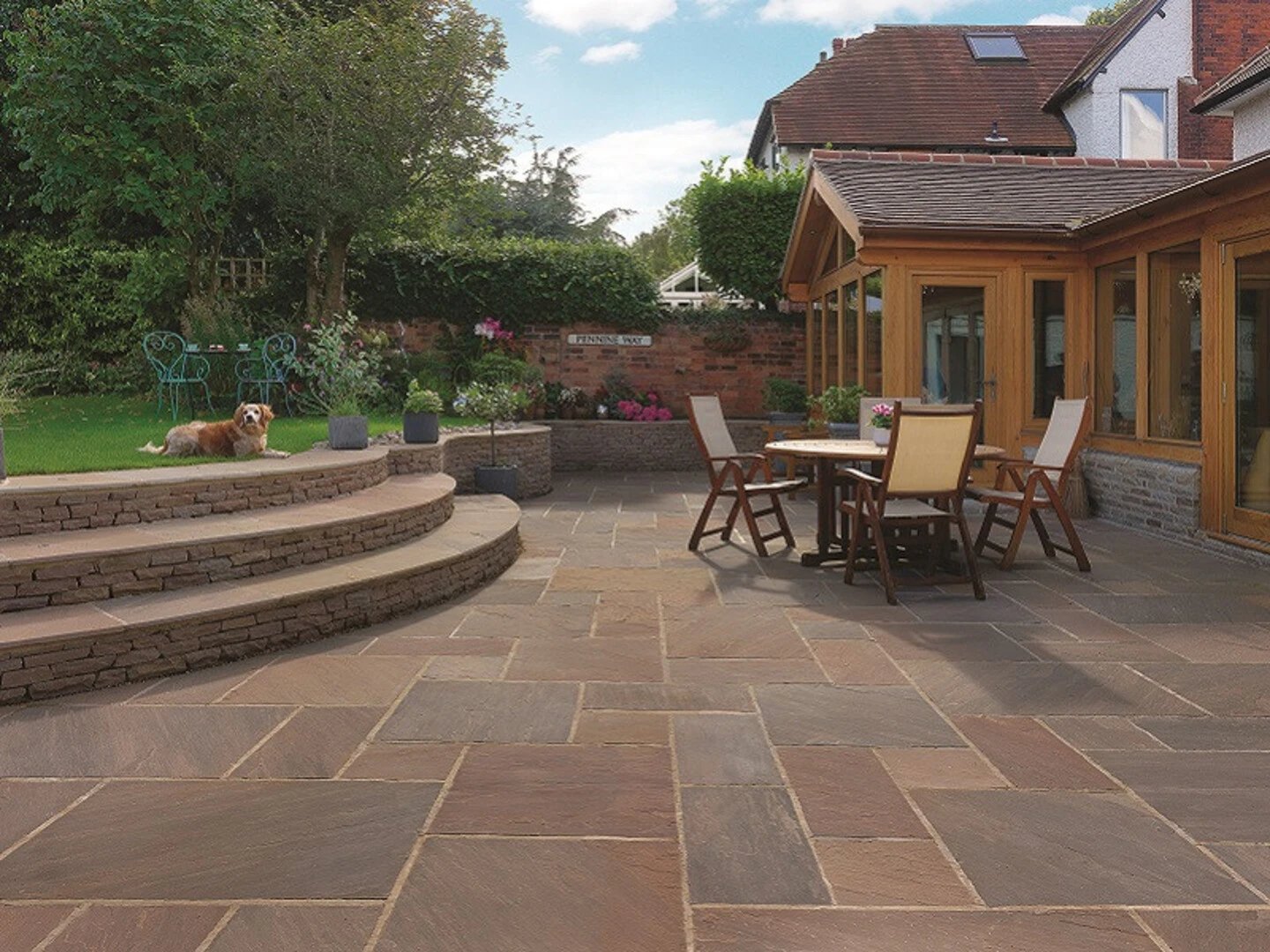 Gạch lát sân màu nâu (Nguồn: lbsbmonline.co.uk)