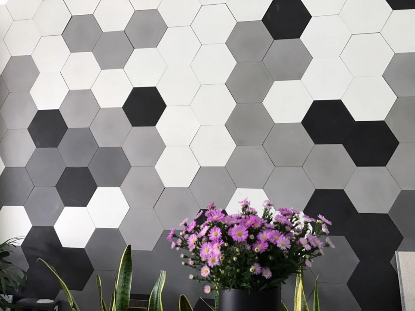 gạch lục giác màu xám (Nguồn: cdn.vatgia.vn)