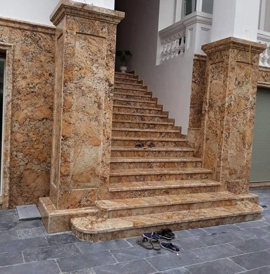 Có thể sử dụng gạch ốp chân tường dạng đá giúp làm tăng thêm vẻ đẹp tự nhiên, đẳng cấp cho ngôi nhà