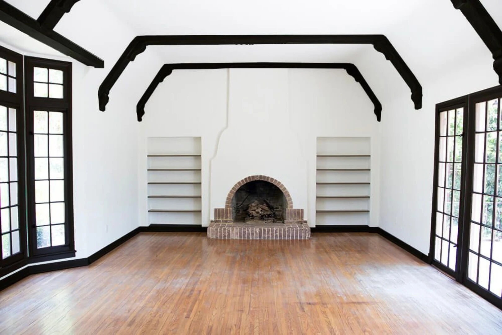 Gạch ốp chân tường màu đen kết hợp với tường màu trắng tạo một không gian nhà ở tối giản