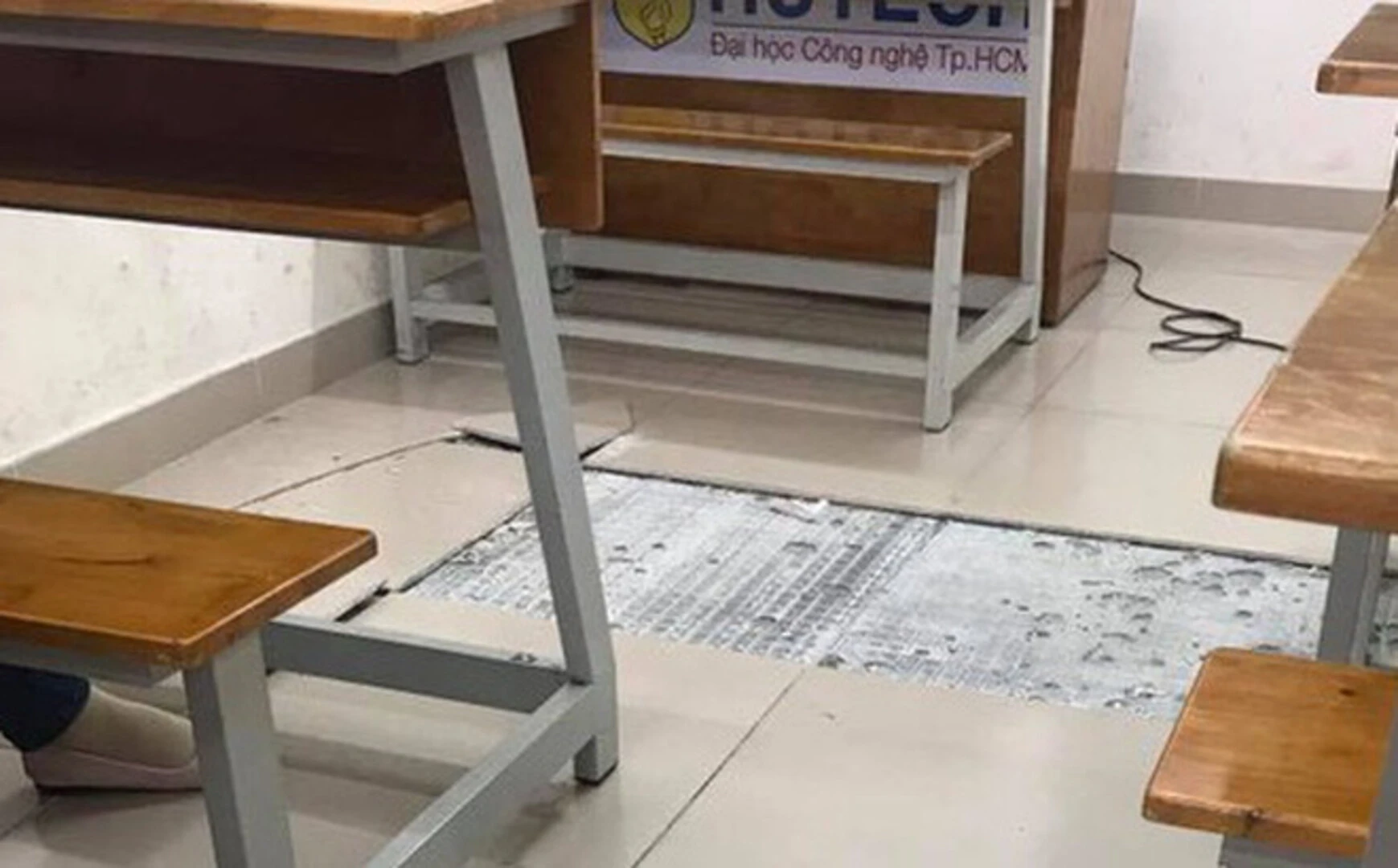 kỹ thuật ốp gạch tường cũ và sự cố bong tróc (nguồn: weber.vn) Giá keo dán gạch - hình ảnh gạch ốp tường bị rơi, bong tróc 3