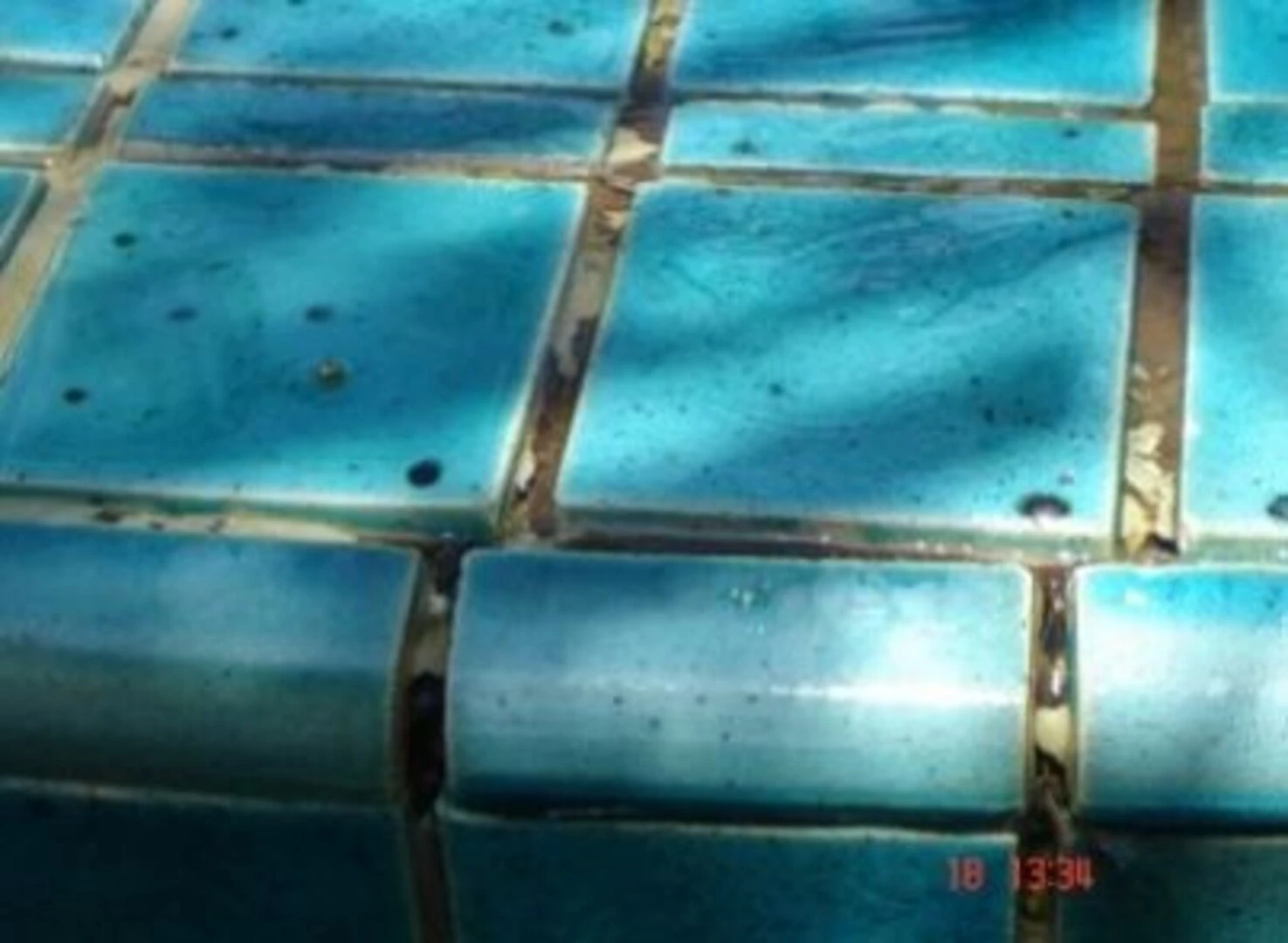 Đường ron của gạch ốp bể bơi bong tróc nứt gãy do sử dụng keo chà ron kém chất lượng