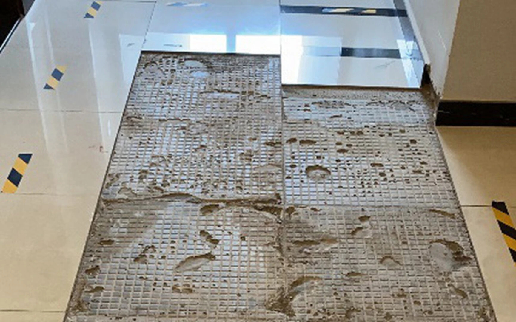 tình trạng gạch bong tróc 