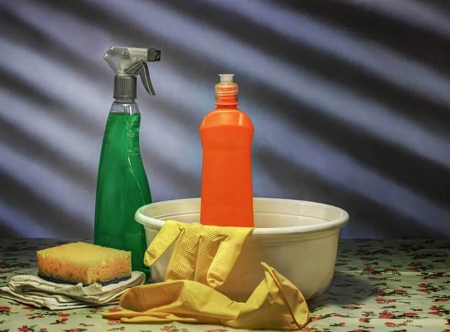 cách khử mùi keo silicon dán kính bằng chất tẩy rửa