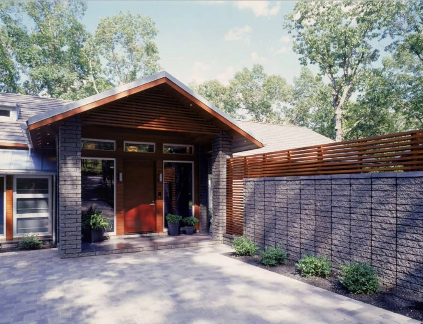 Mẫu gạch ốp cổng xám phối trắng