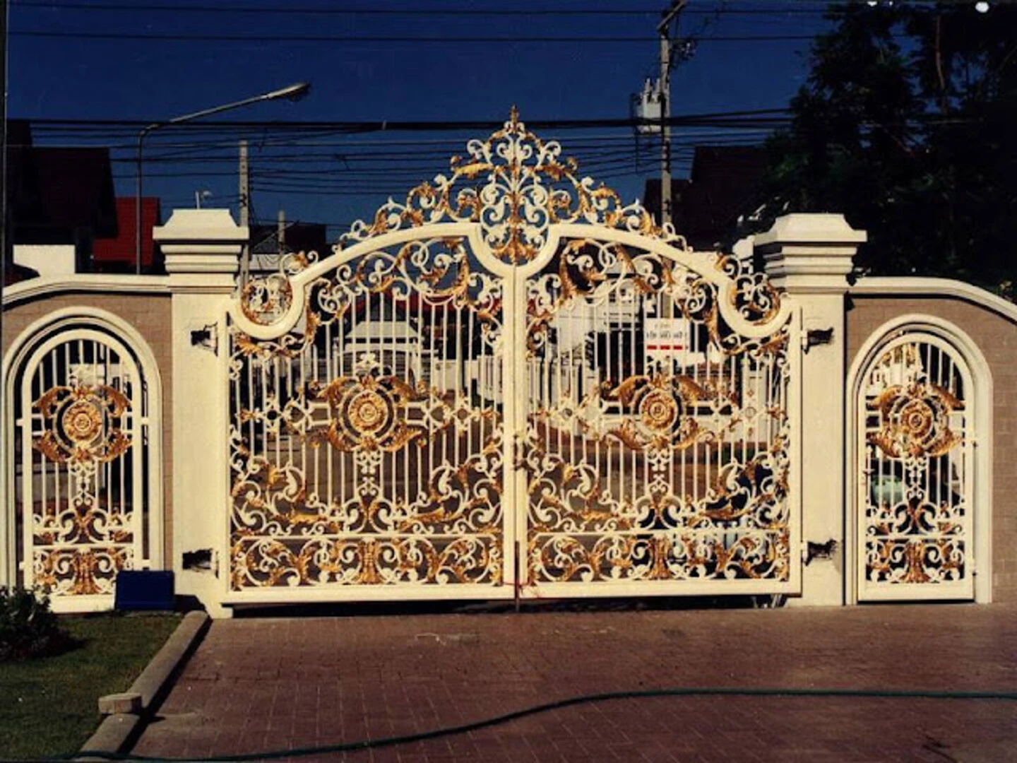 Mẫu gạch ốp cổng màu vàng phối trắng