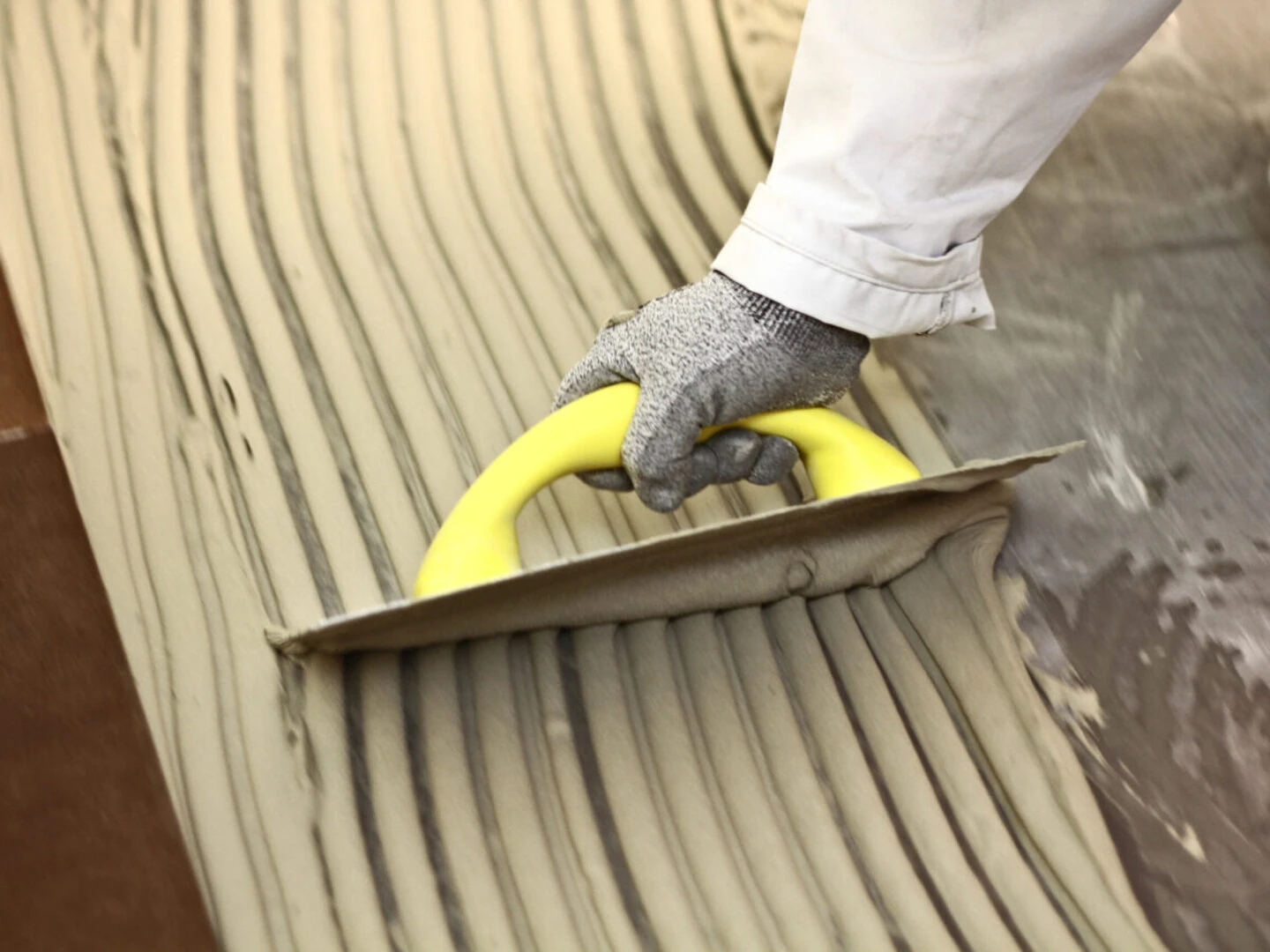 trát vữa hoặc keo dán gạch (Nguồn: www.thetips.vn) trát vữa hoặc keo dán gạch