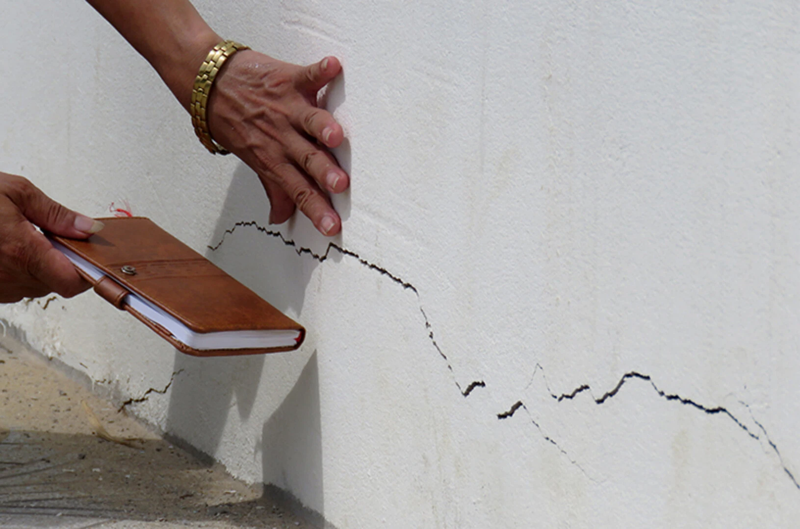 Cách xử lý vết nứt tường ngoài trời