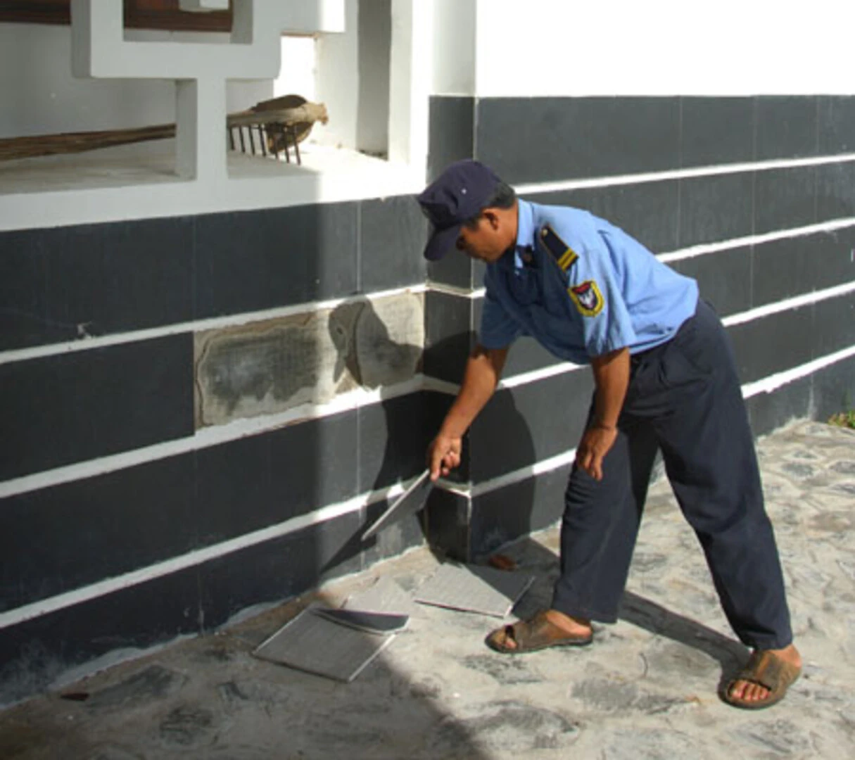 Tại sao gạch trang trí tường nhà hay bị bong tróc, rơi vỡ?