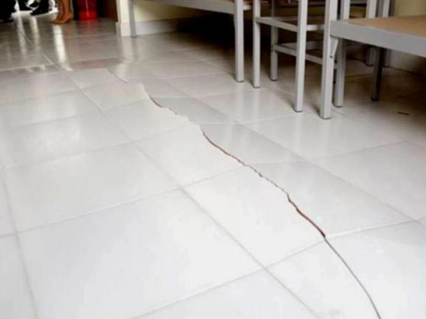 ron gạch bị bong tróc, nứt gãy