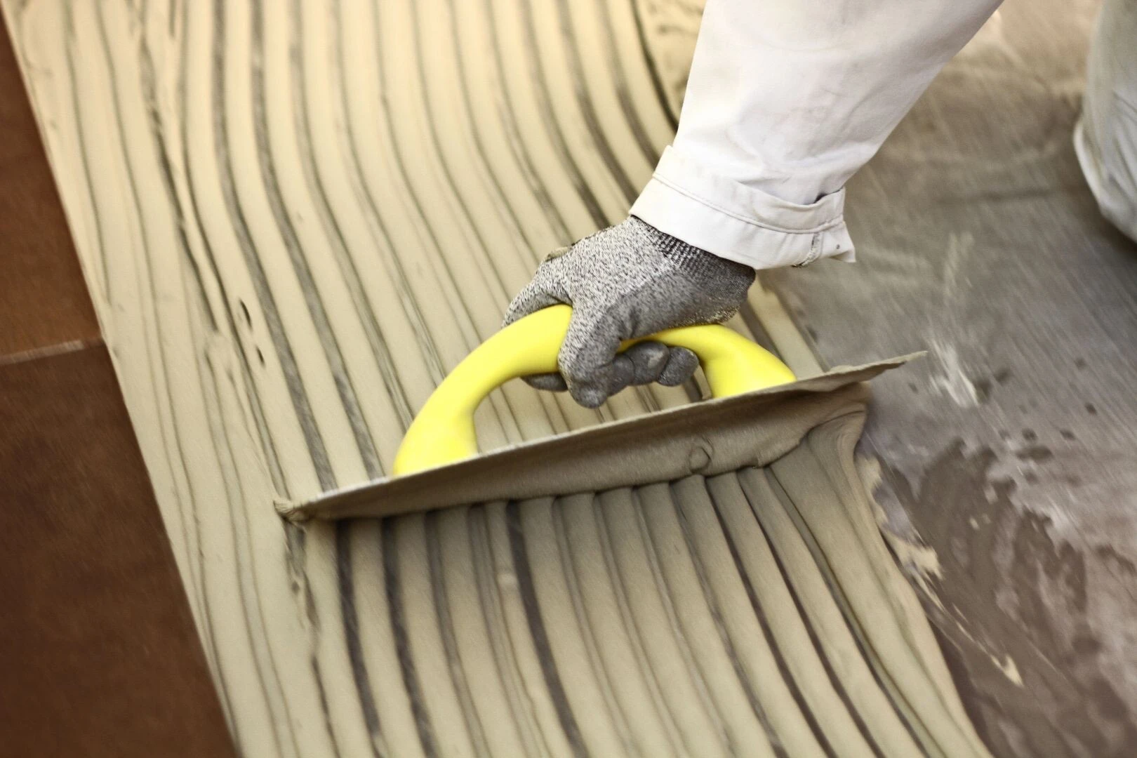 trét keo dán gạch (Nguồn: sieuthisonso1.vn)