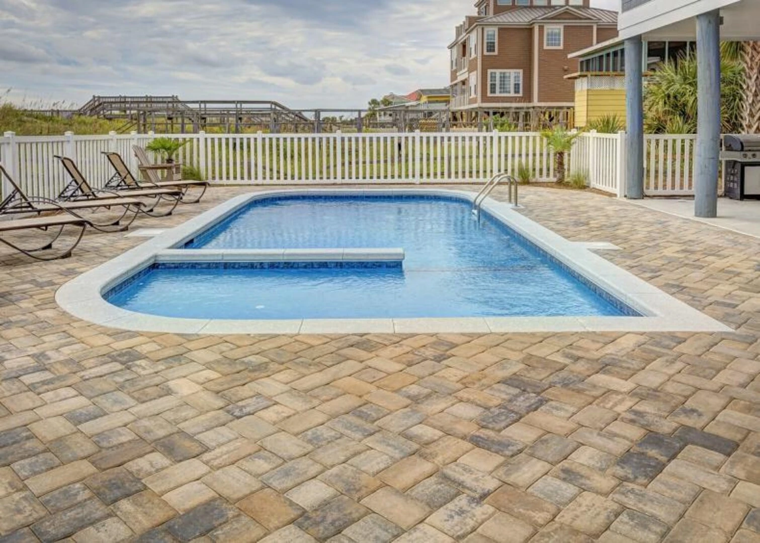 chọn gạch chống trơn cho bể bơi