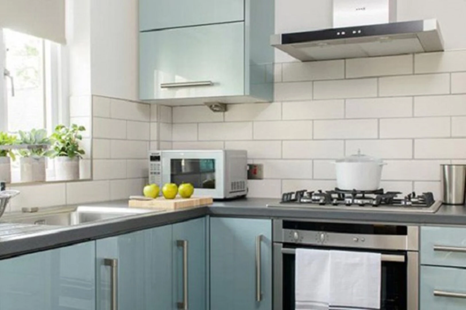 gạch thẻ trắng ốp bếp