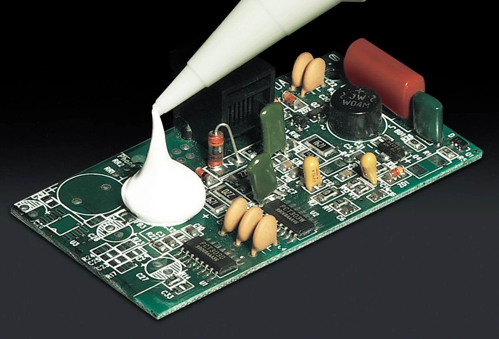 Keo silicon có dẫn điện không và cách sử dụng an toàn