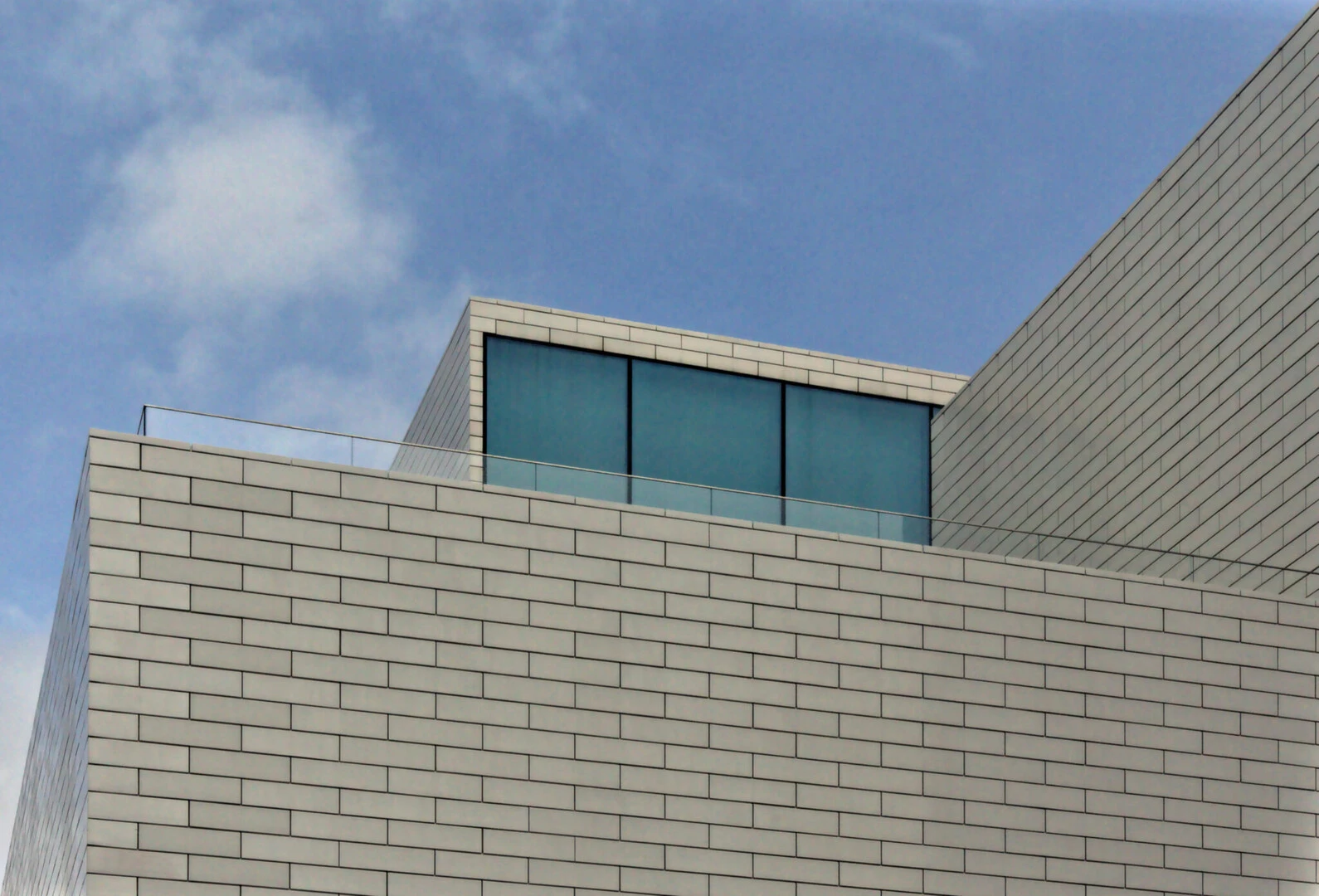 Gạch thẻ trang trí mặt tiền nhà mái thái