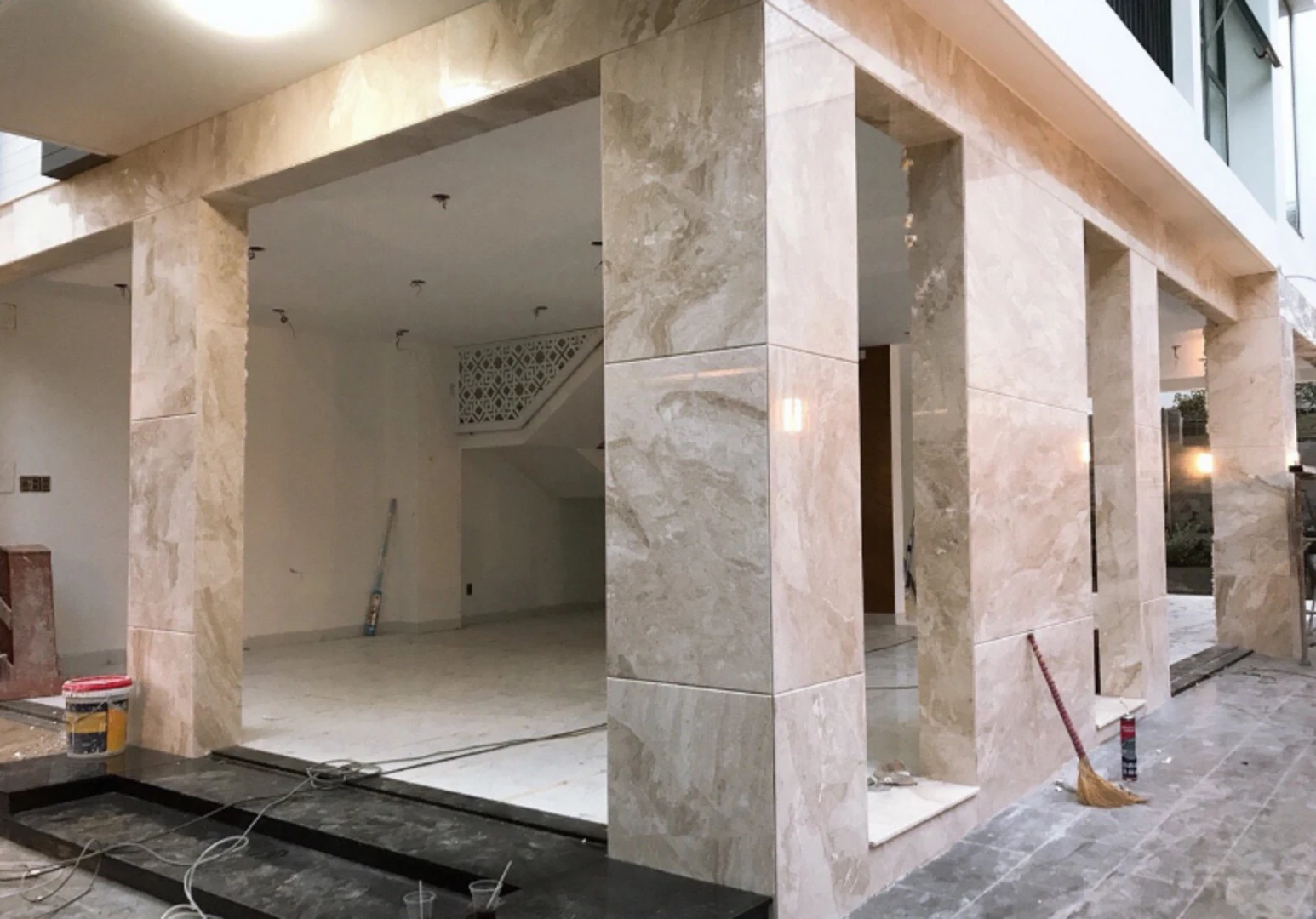 gạch ốp tường phòng khách nhà ống đá granite