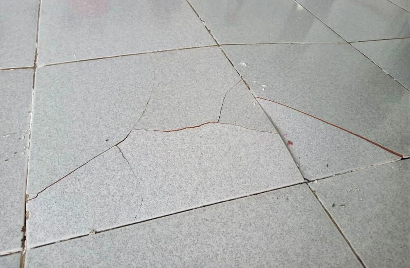 Gạch lát nền bị ộp làm mất tính thẩm mỹ