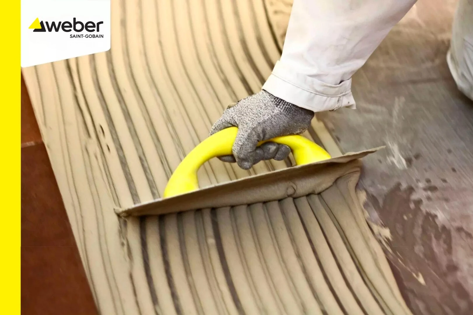 Sử dụng bay răng cưa trét keo dán gạch để tối ưu hiệu quả