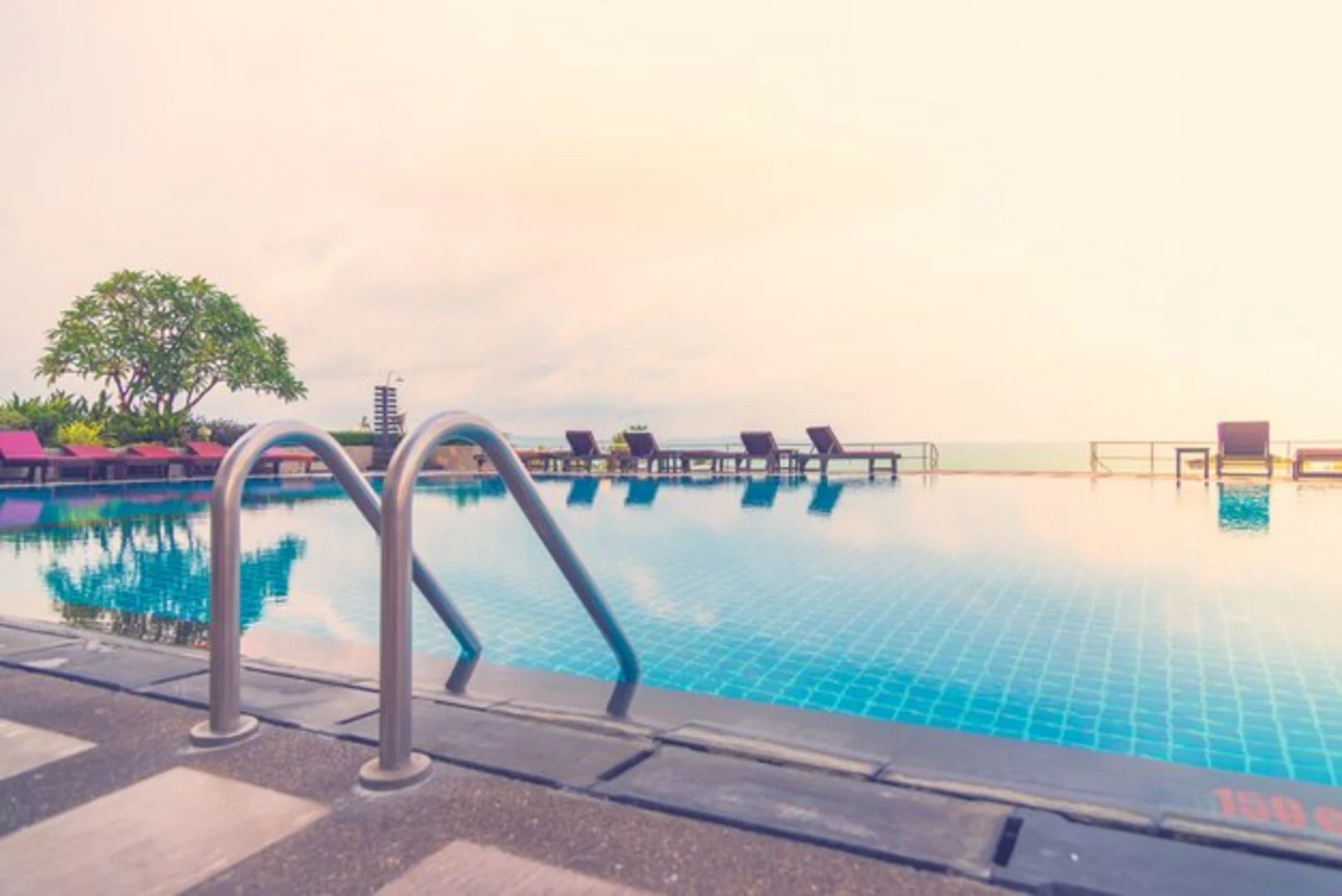 Gạch ốp/lát hồ bơi bị bong, tróc hiện trạng